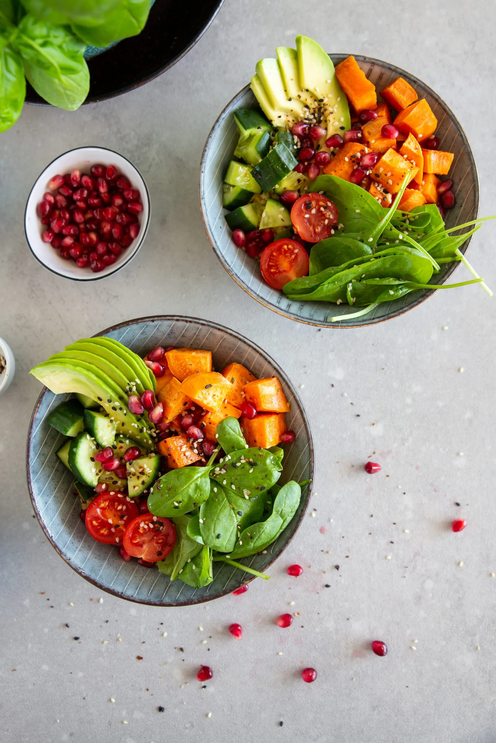 Eine Superfood-Bowl gefüllt mit Couscous, Süßkartoffeln, Avocado, Tomaten und Spinat