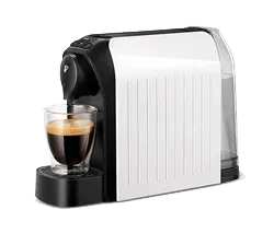 Eine weiße Cafissimo EASY Kaffeemaschine mit einer Tasse Kaffee darunter