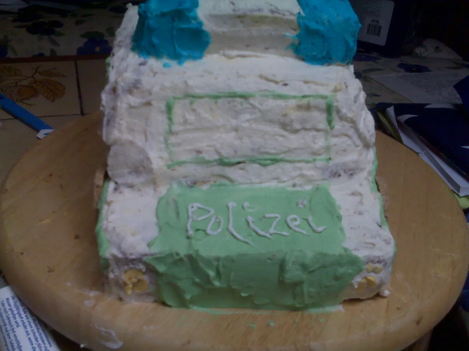Eine weitere Ansicht des grünen Polizeiautokuchens