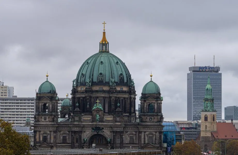 Eine weitere Ansicht einer Berliner Straße mit dunklen Gebäuden