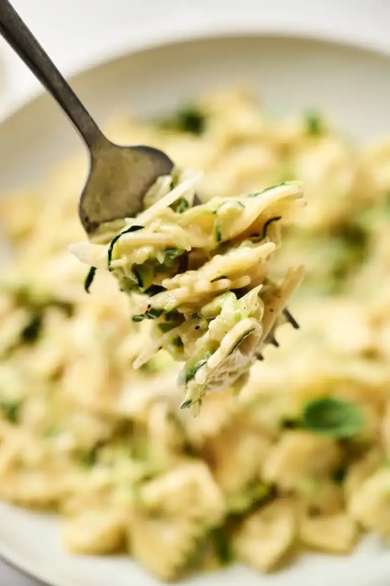 Eine weitere Ansicht von cremiger Zucchini Pasta in einer Pfanne