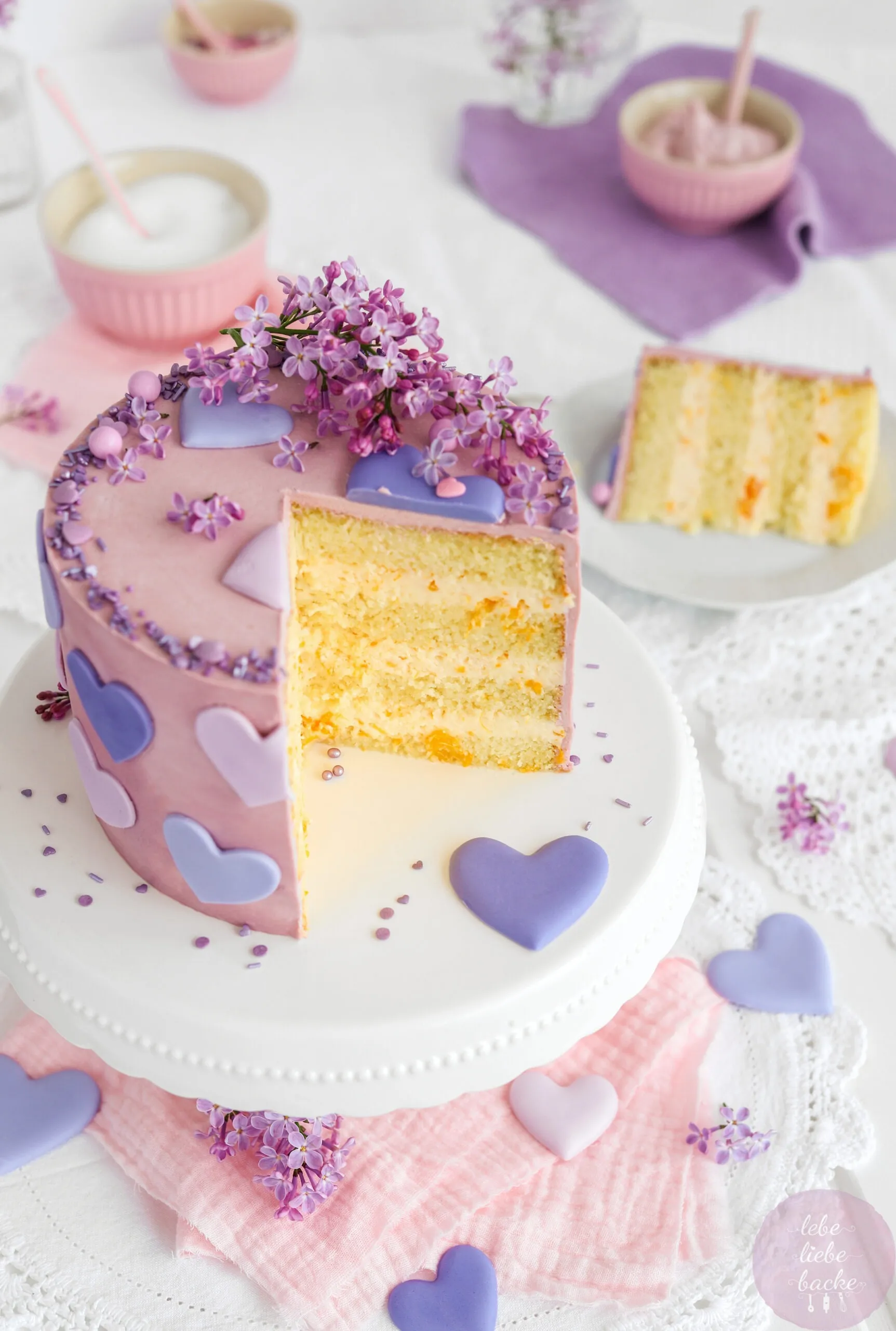 Eine weitere ästhetische Aufnahme der Torte von oben, die die gesamte Dekoration und Textur zeigt