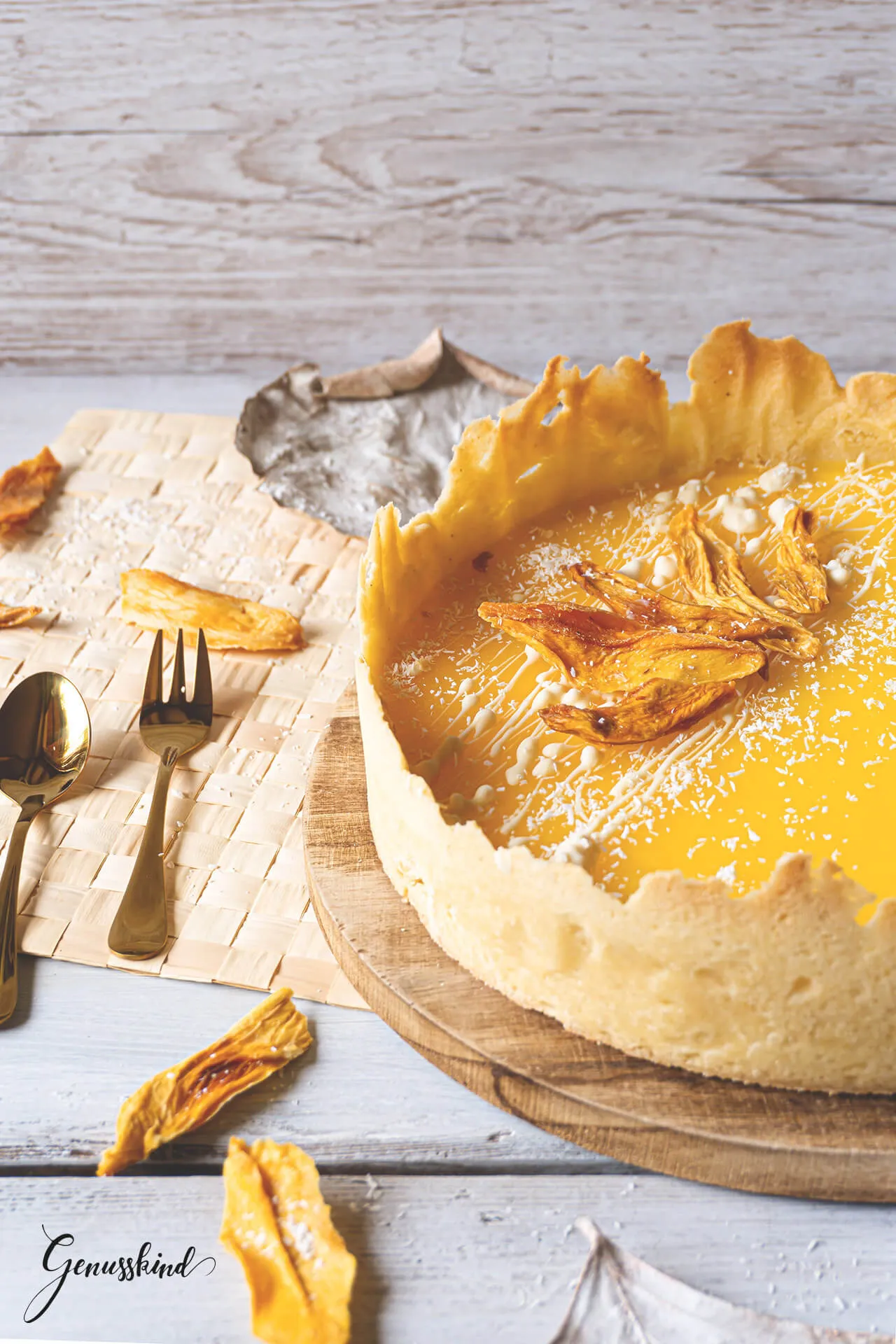 Eine wunderschön angerichtete Mango-Joghurt-Torte mit frischen Früchten