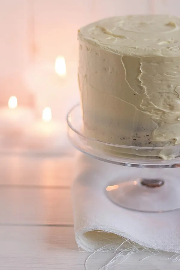 Eine wunderschön angerichtete Scheibe der Neujahrstorte, die die Schichten zeigt