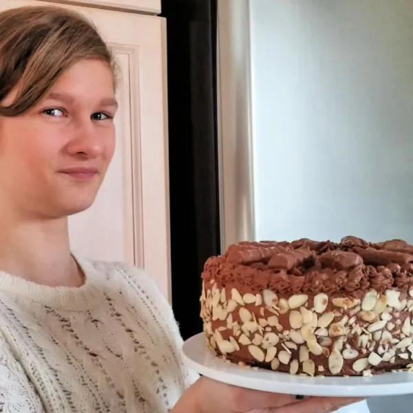 Eine wunderschön dekorierte deutsche Schokosahne Torte, ein cremiger Genuss