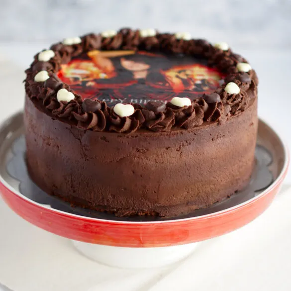 Eine wunderschön verzierte Schoko-Karamell-Torte mit individuellem Aufleger