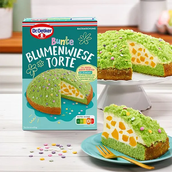 Eine wunderschöne Torte mit bunter Blumenwiesen-Dekoration