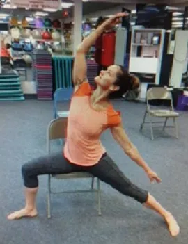 Eine Yogalehrerin zeigt eine sanfte Yoga-Pose