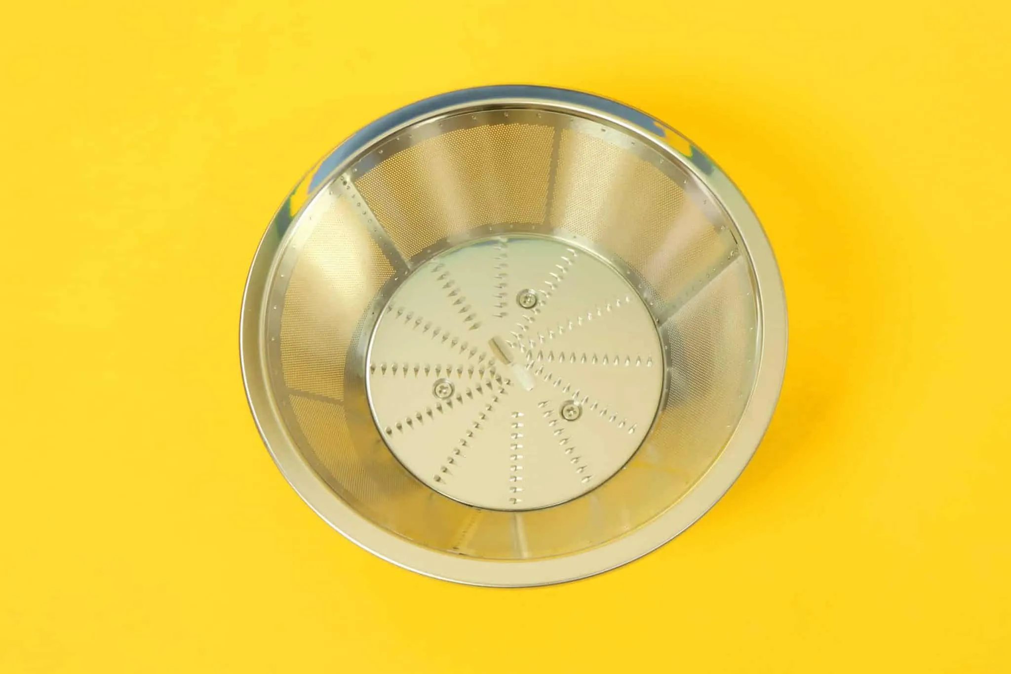 Eine Zentrifuge eines schnellen Entsafters mit Reibe und Sieb