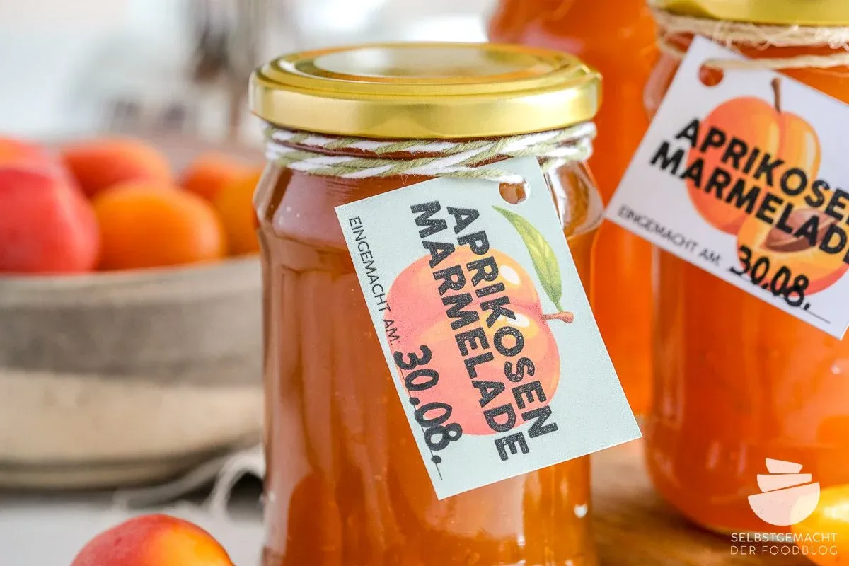 Einfache Aprikosenmarmelade in einem Glas, bereit zum Genuss