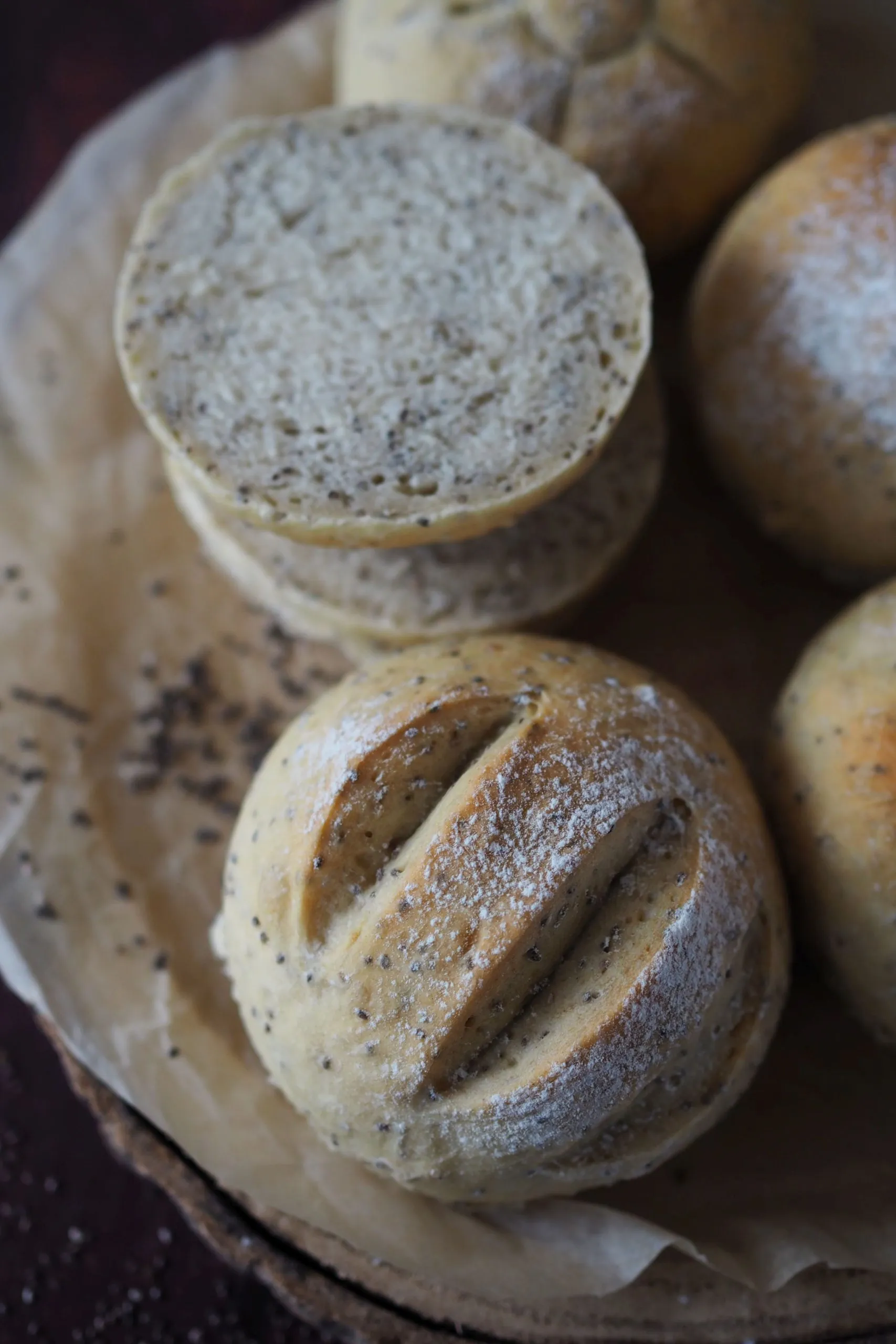 Einfache Dinkel-Chia-Brötchen mit kurzer Gehzeit