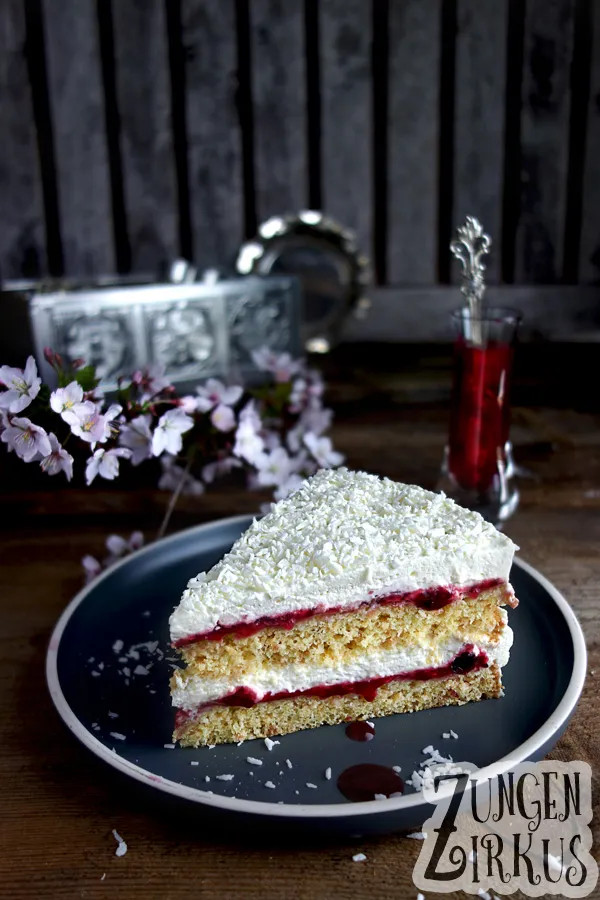 Einfache Kokos-Sahnetorte mit roten Beeren, geschichtet mit Schlagsahne und Marmelade
