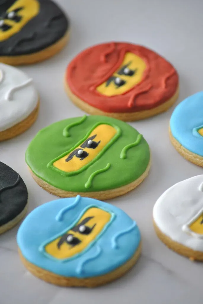 Einfache Ninjago Kekse mit bunter Spritzglasur