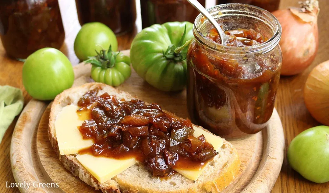 Einfaches grünes Tomaten-Chutney-Rezept mit grünen Tomaten, roten Zwiebeln, Malzessig und Gewürzen. Eine köstliche Beilage, die gut zu Käse und Wurstwaren passt.