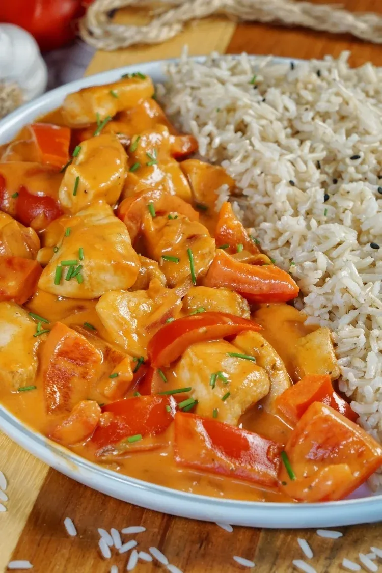 einfaches-paprika-sahne-haehnchen-mit-reis