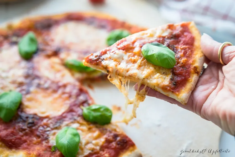 Einfaches Rezept für den besten italienischen Pizzateig und Pizza Margherita