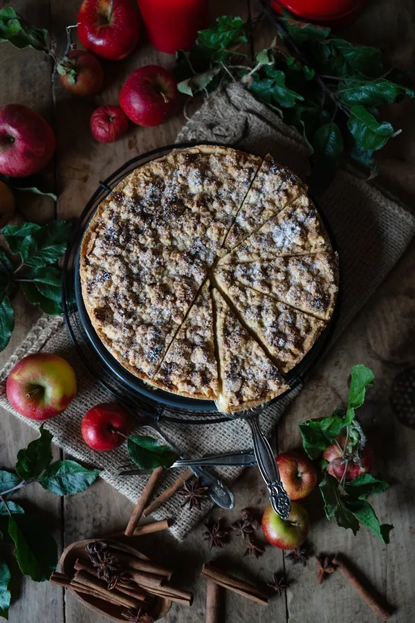 Einfaches Rezept für würzigen Bratapfel-Käsekuchen mit Zimtstreuseln