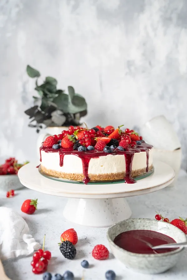 Einfaches und gelingsicheres Rezept für einen no bake Cheesecake ohne Gelatine mit frischen Beeren