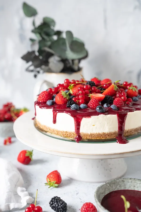 Einfaches und gelingsicheres Rezept für no-bake Cheesecake mit Beeren - der perfekte Sommerkuchen!