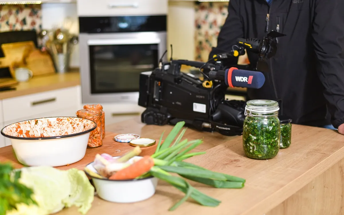 Eingelegter Grünkohl in einem Weckglas, bereit zur Fermentation