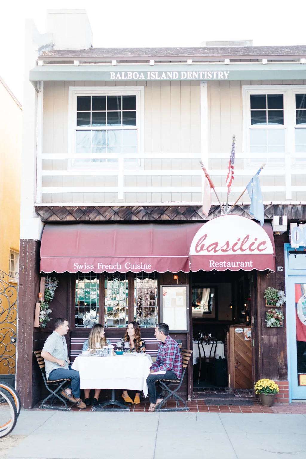 Einladende Außenterrasse des Basilic Restaurants mit Blick auf die Straße