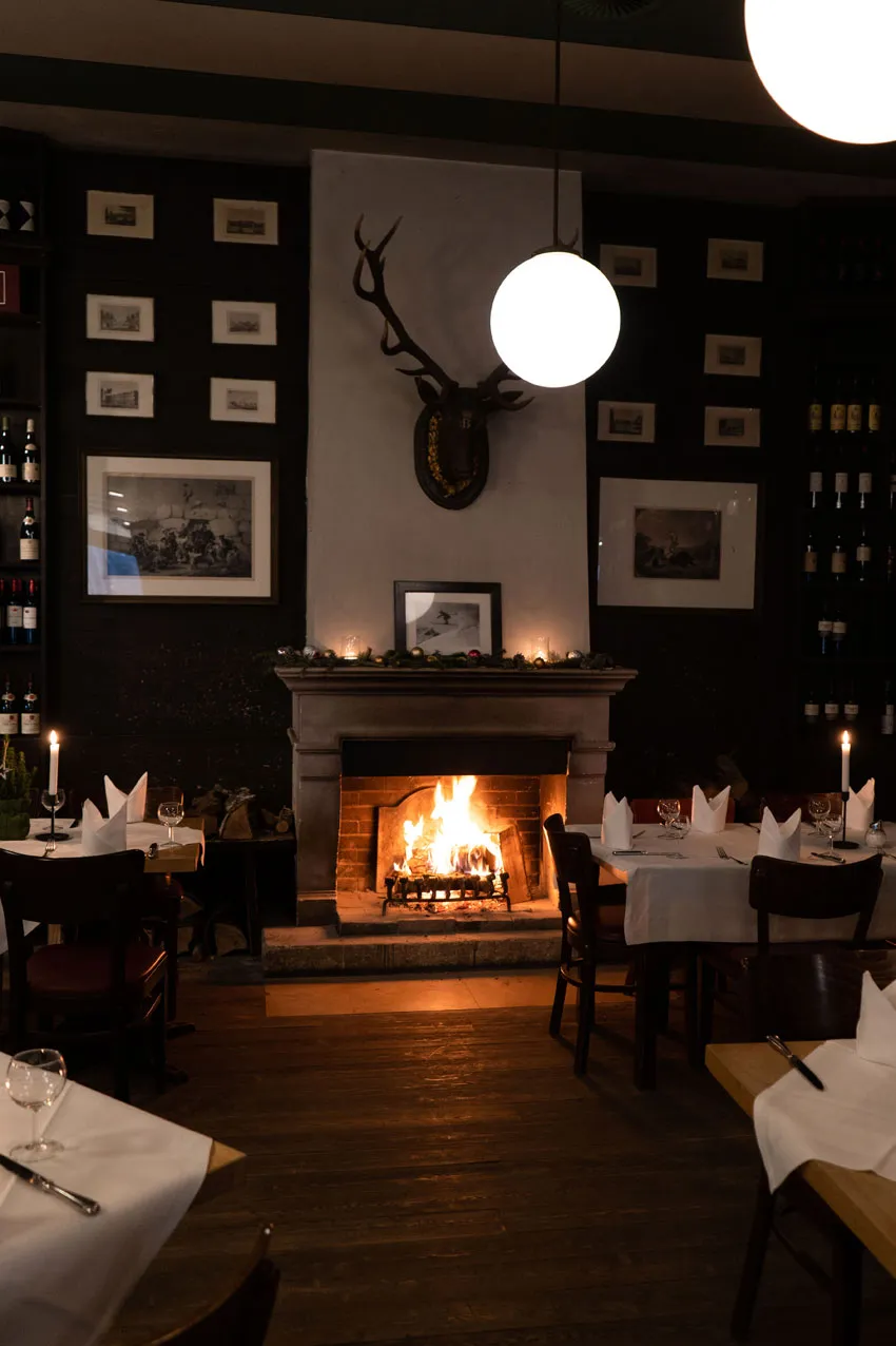 Einladendes Kaminzimmer in der Weinhandlung im Winter