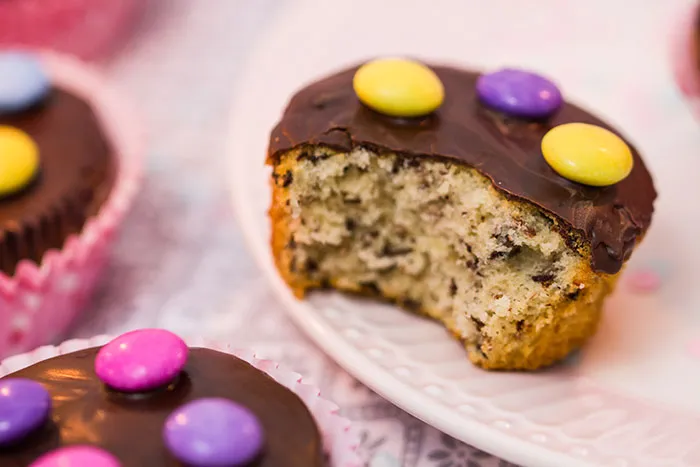 Einladung mit festlichem Design und Geburtstagskuchen-Motiv