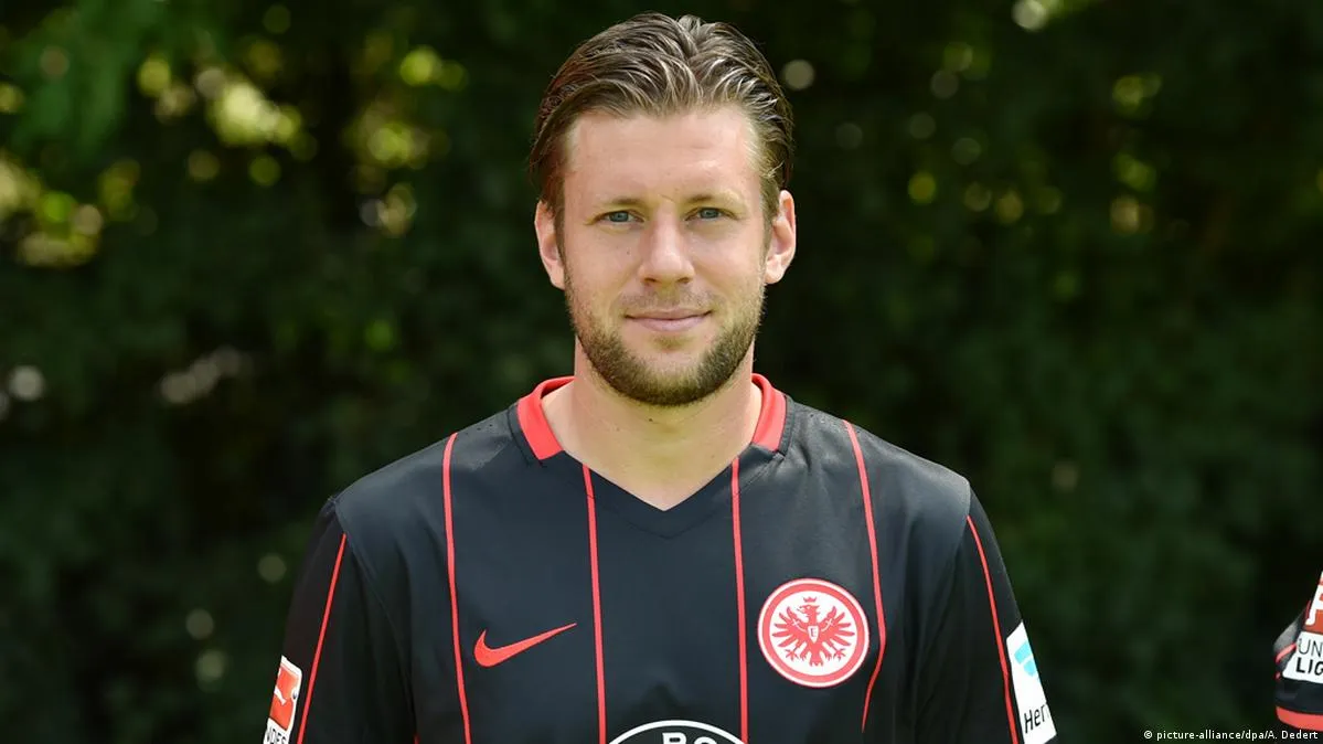 Eintracht Frankfurt Fußballspieler Marco Russ blickt nachdenklich