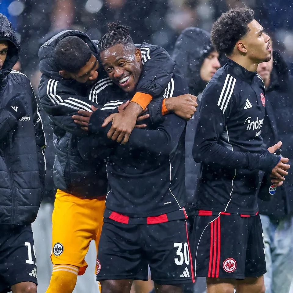 Eintracht-Spieler feiern Michy Batshuayi nach dem Ausgleichstreffer