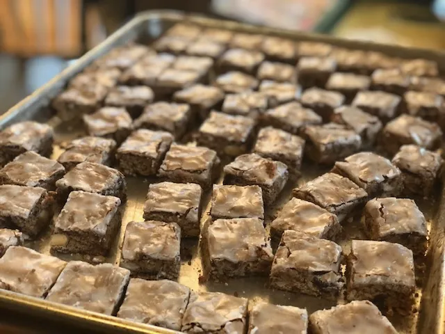 Einzelne Berliner Brot Stücke auf einem Backblech ausgelegt, um etwas zu trocknen.
