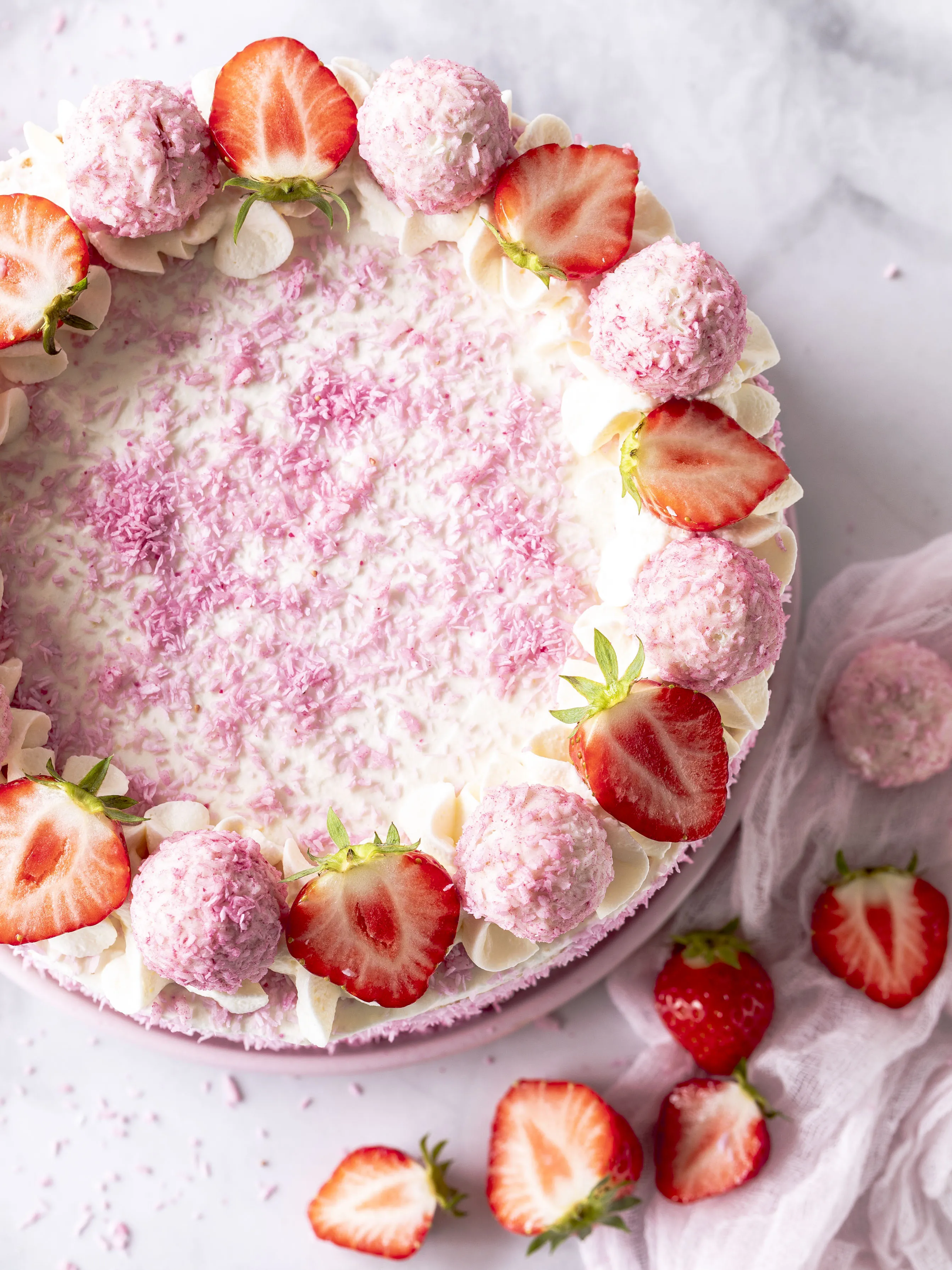 Einzelnes Stück Erdbeer-Kokos-Torte auf einem Teller