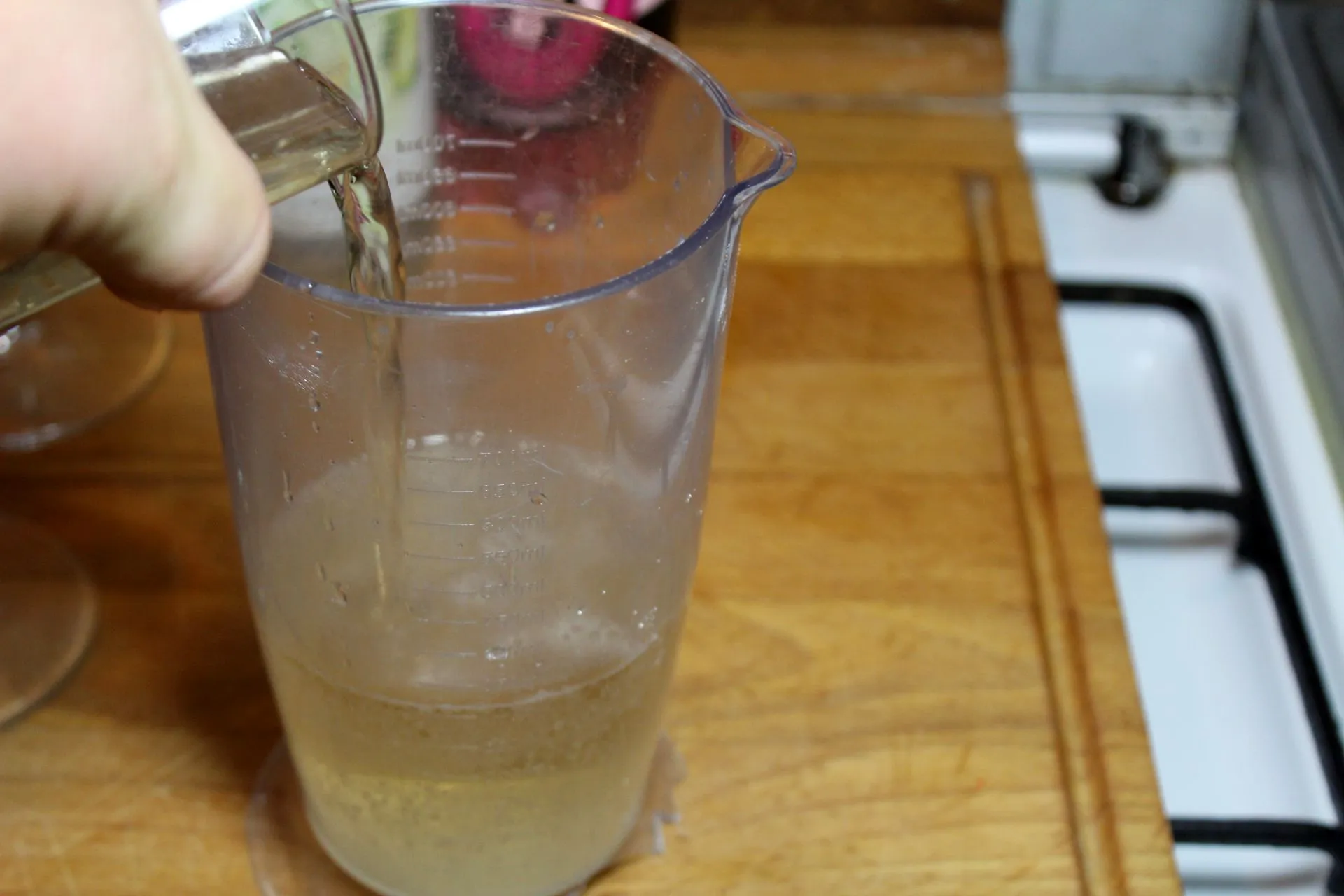 Eiswürfel werden in die mit Himbeeren gefüllten Gläser gegeben
