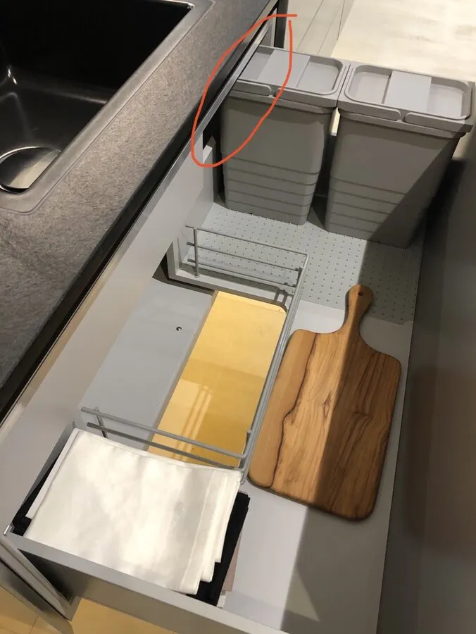 Elegante Edelstahl-Traverse und integrierte Blende bei einer Warendorf-Küche