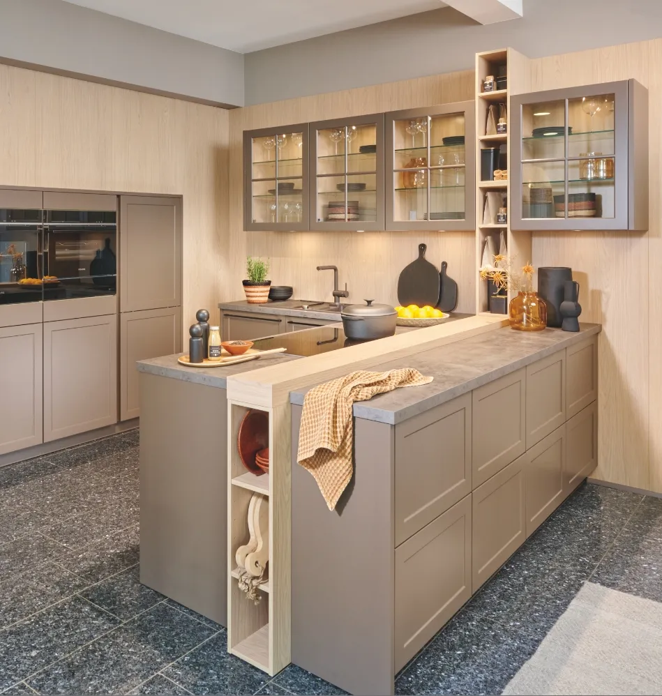 Elegante Landhausküche mit Holzdetails und traditionellem Charme