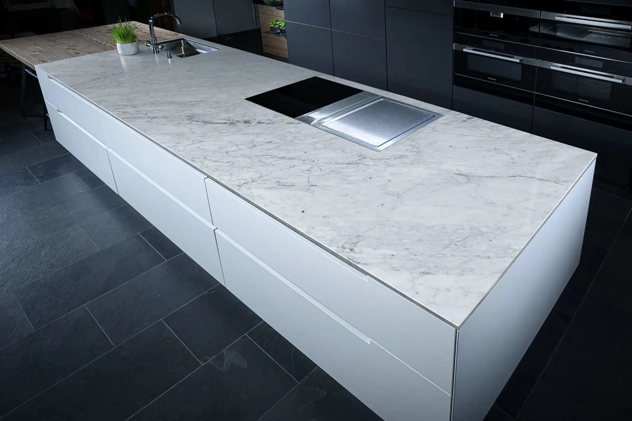 Elegante Marmor-Arbeitsplatte von STRASSER Steine in einer hellen Küche