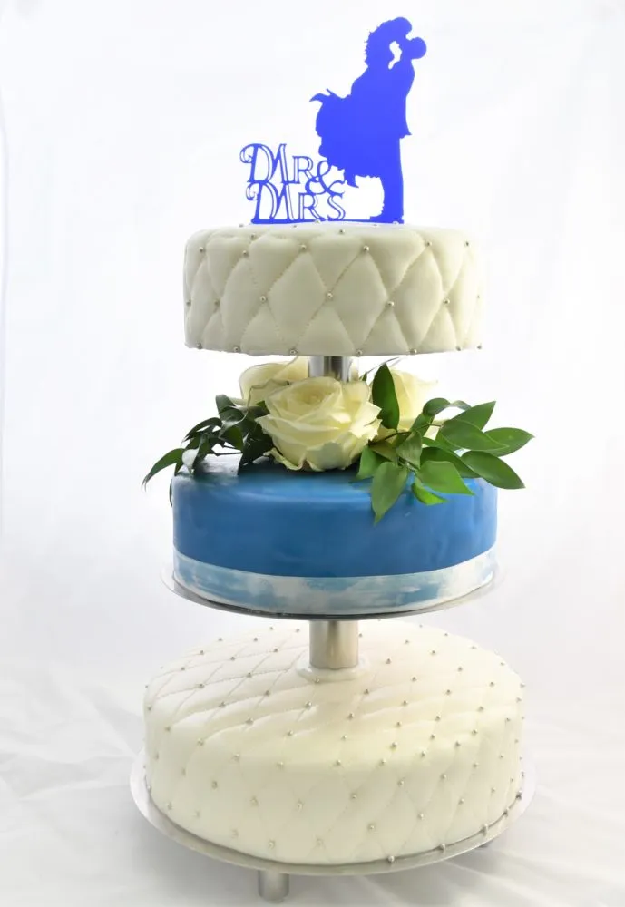 Elegante mehrstöckige Hochzeitstorte mit frischen Blumen