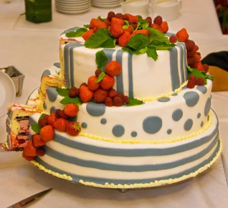 Elegante Torte in Hellblau mit floralen Akzenten