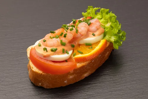 Elegantes Shrimps Sandwich mit frischen Meeresfrüchten
