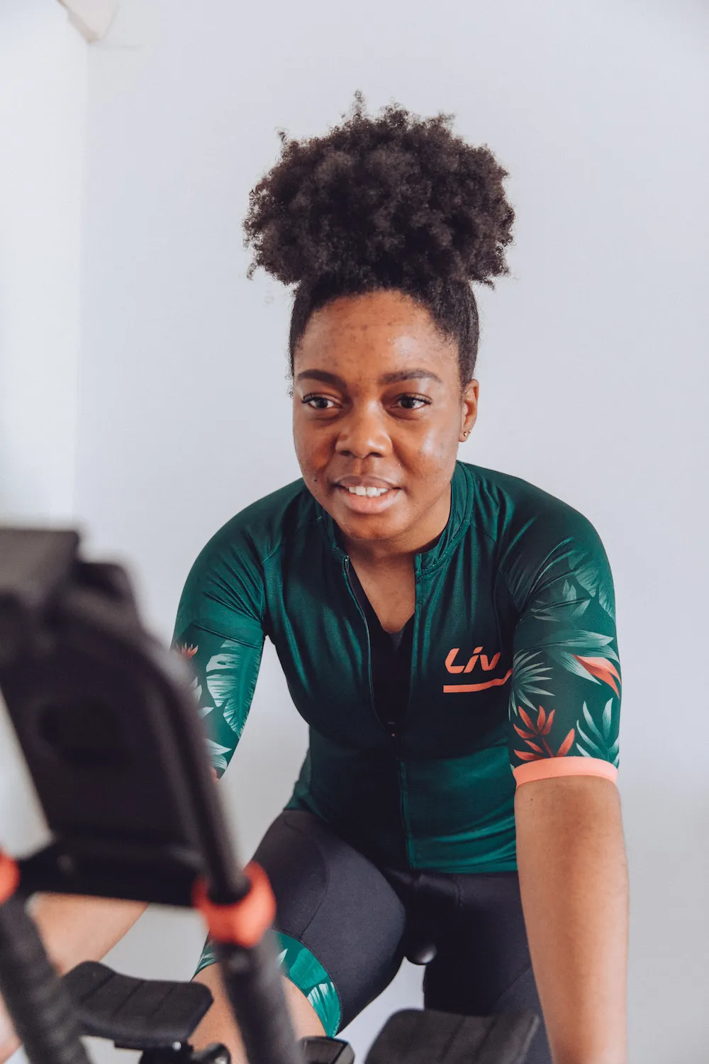 Elle auf Wattbike Atom NG beim Training mit dem Wahoo TICKR Gen 2 Herzfrequenzmesser