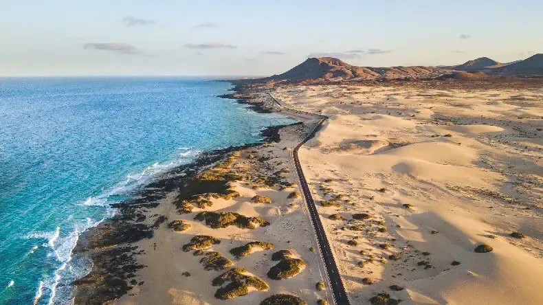 Endlose Sanddünen am Strand von Corralejo auf Fuerteventura