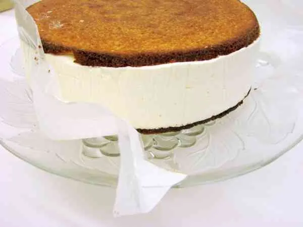 Entformte Käse-Sahne-Torte, mit Puderzucker bestreut und bereit zum Servieren