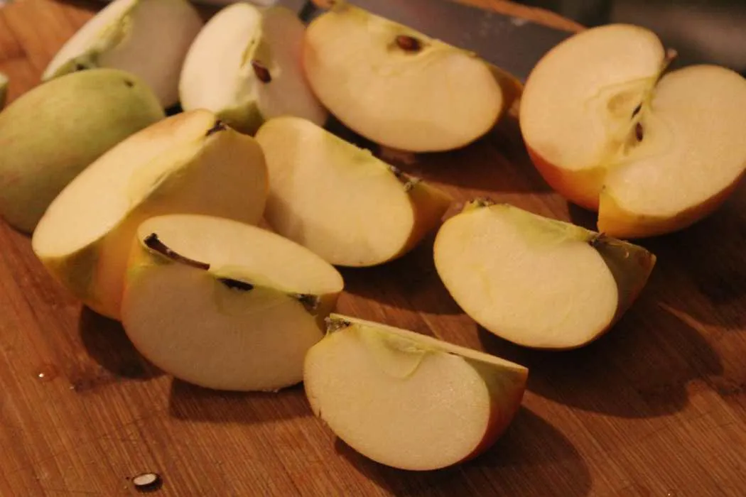 Entkernte Apfelhälften