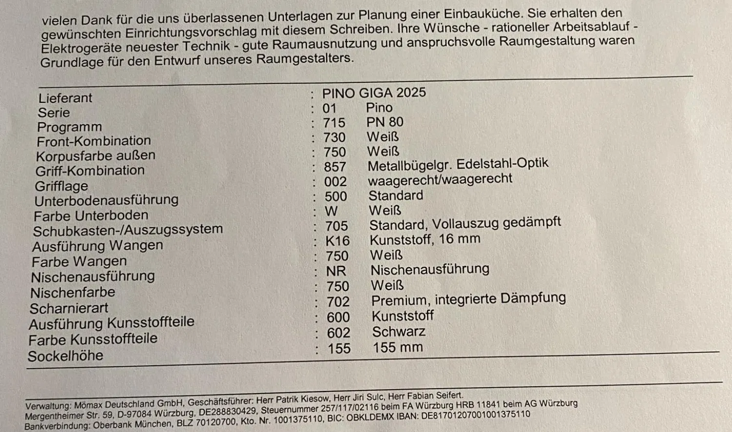 Entwurf einer kleinen L-förmigen Küche mit Spüle und Kochfeld