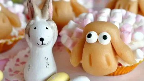 Entzückende Schäfchen-Muffins mit Marshmallows als Wolle und Marzipangesichtern für Ostern