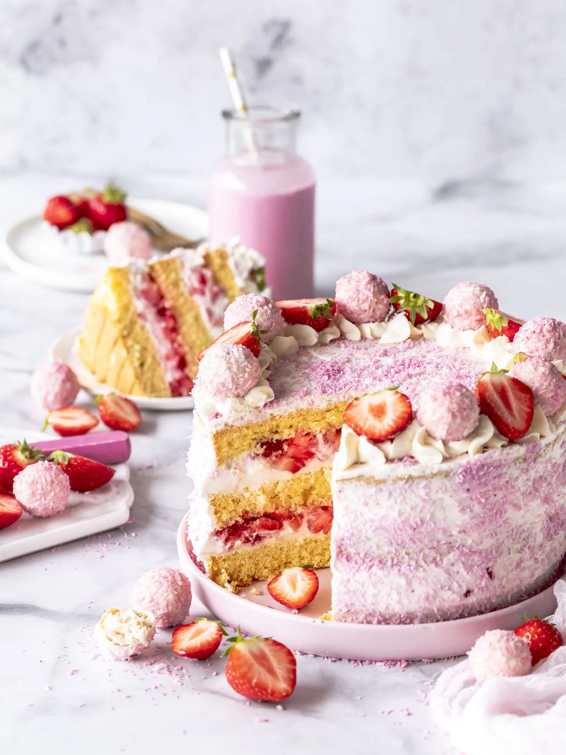 Erdbeer-Kokos-Torte fertig gebacken und dekoriert