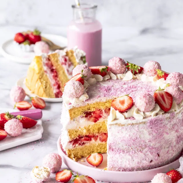 Erdbeer-Kokos-Torte mit frischen Erdbeeren und Kokosraspeln