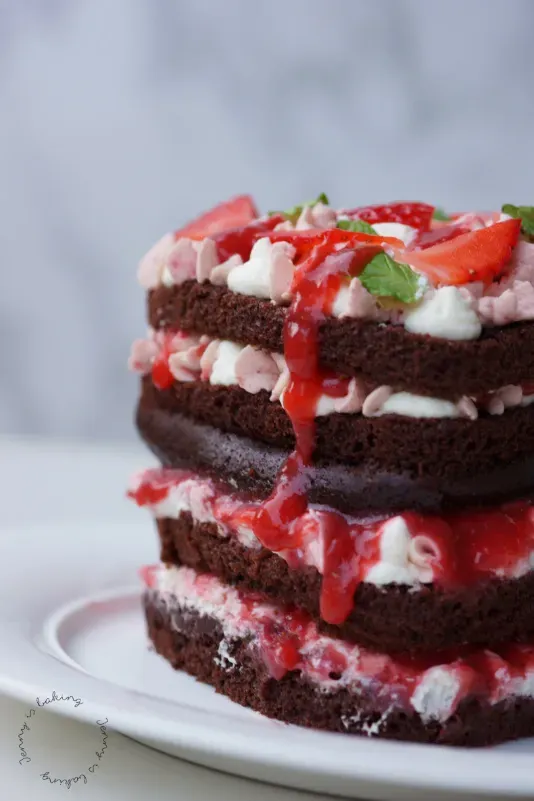 Erdbeer-Schokotorte mit frischen Erdbeeren und Minze