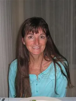 Erfahrene Fitnesstrainerin mit einem Lächeln auf den Lippen