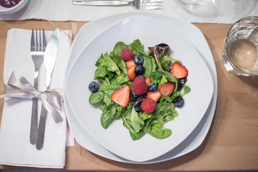 Erfrischender Spinatsalat mit frischen Beeren als Vorspeise