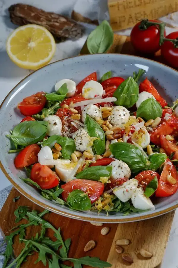 Erfrischender Tomaten Mozzarella Salat mit Basilikum
